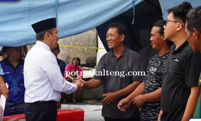 Pj Bupati Barito Utara Tinjau Lokasi Kebakaran dan Serahkan Bantuan Kepada Korban