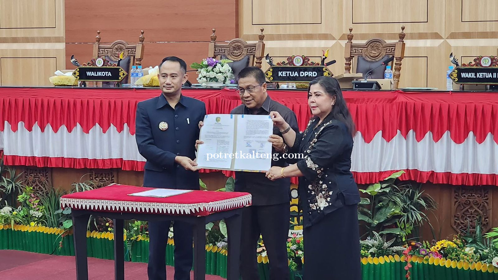 Wali Kota Palangka Raya Sampaikan Sambutan dalam Rapat Paripurna DPRD