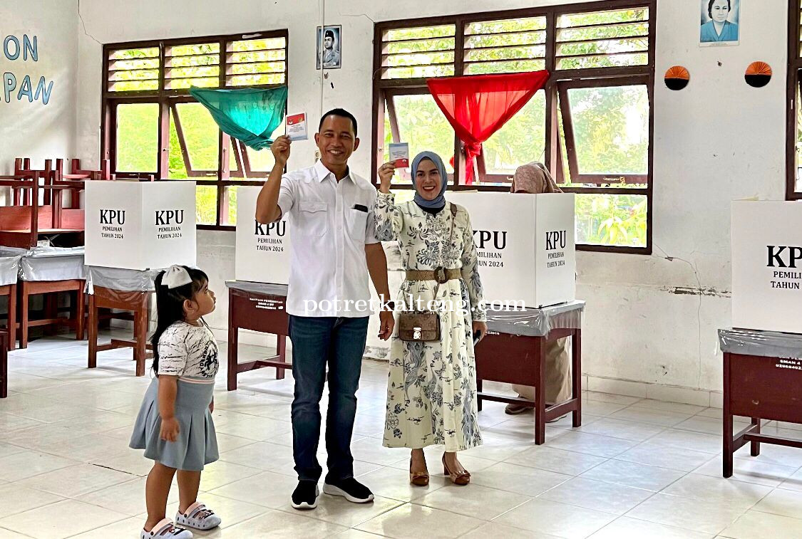 H. Jimmy Carter Didampingi Istri Gunakan Hak Pilih di TPS Muara Teweh