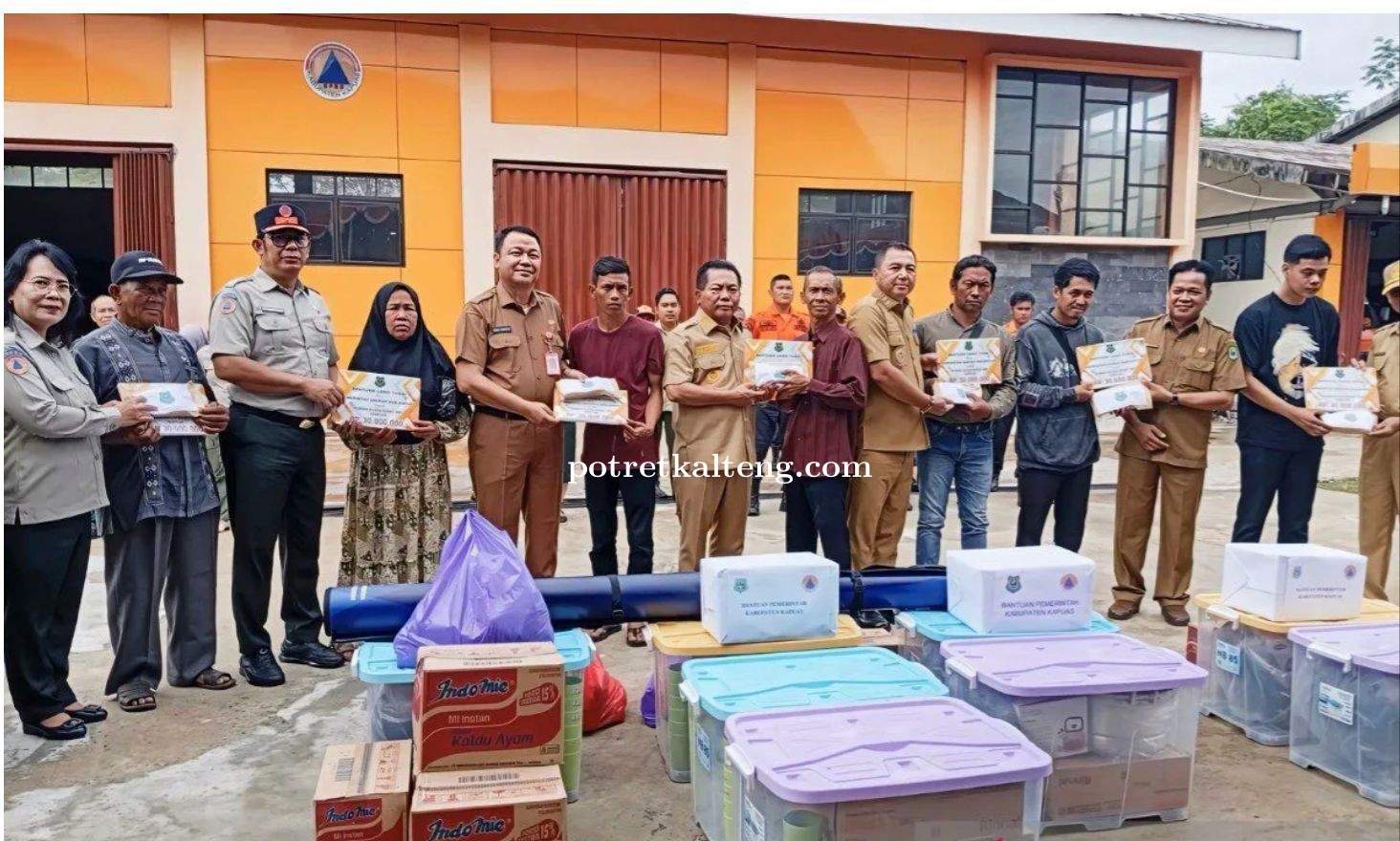 Bupati Kapuas Serahkan Bantuan kepada Korban Kebakaran