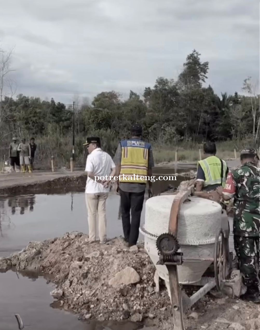 Respon Cepat Gubernur Kalteng Tinjau Langsung Jalan Putus di Ruas Kereng Pangi – Sampit