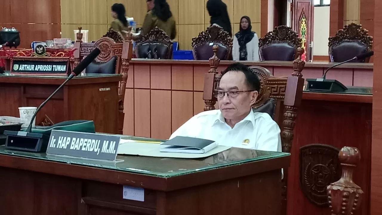 Wakil Ketua I Komisi II DPRD Kota Palangka Raya, Hap Baperdu saat menghadiri agenda rapat paripurna