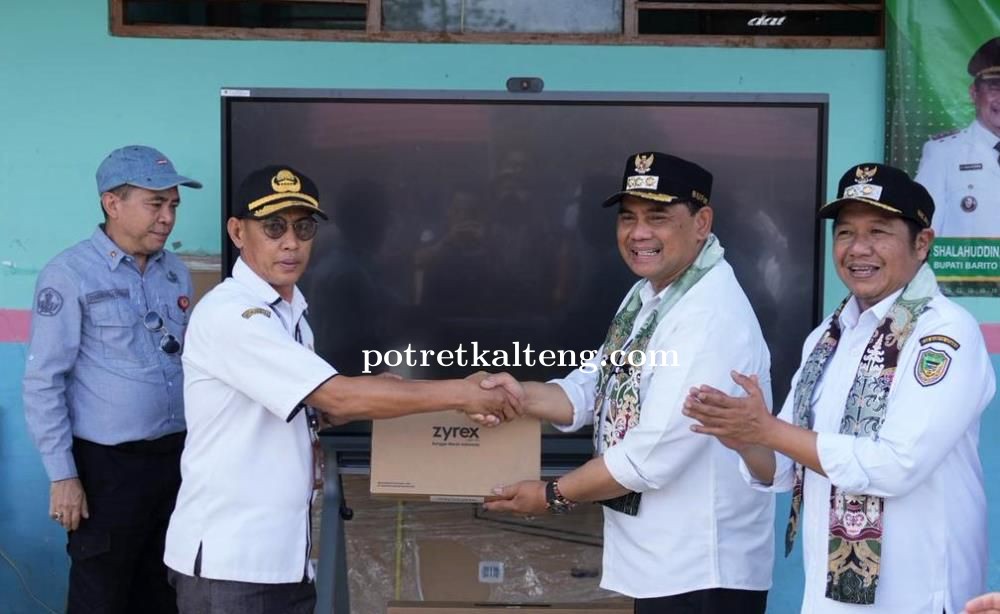 Bupati Barito Utara Serahkan Bantuan Perangkat Digital Pendidikan di SMP Negeri 1 Benangin