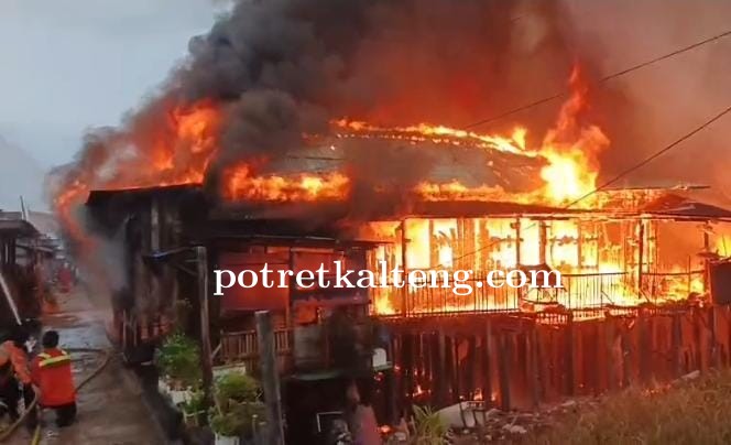 10 Rumah Panggung di Jalan Mendawai Palangka Raya Hangus Terbakar, Kerugian Capai Rp550 Juta
