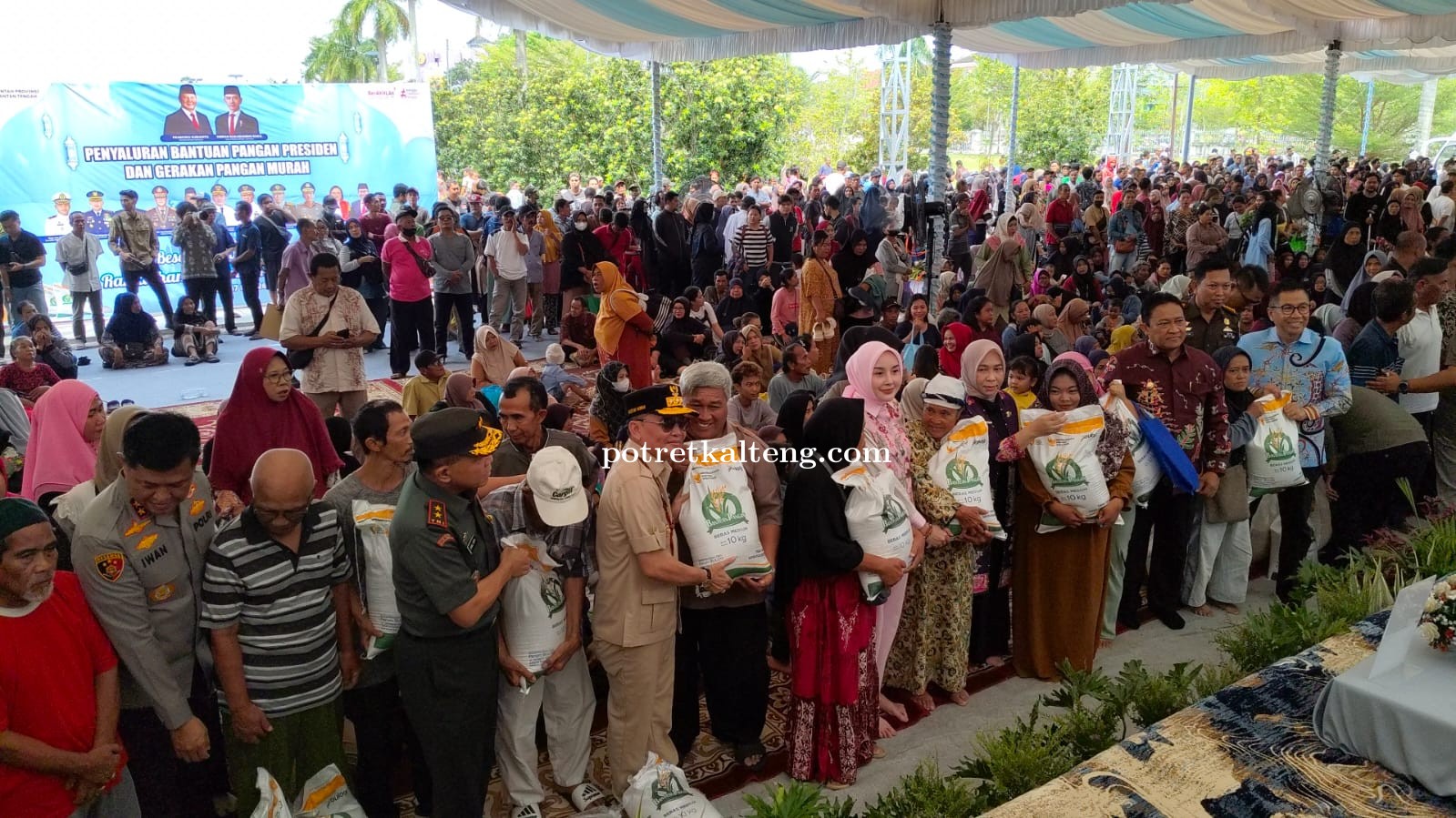 Gubernur Kalteng Serahkan Bantuan Pangan Presiden dan BLT KHBS untuk Warga