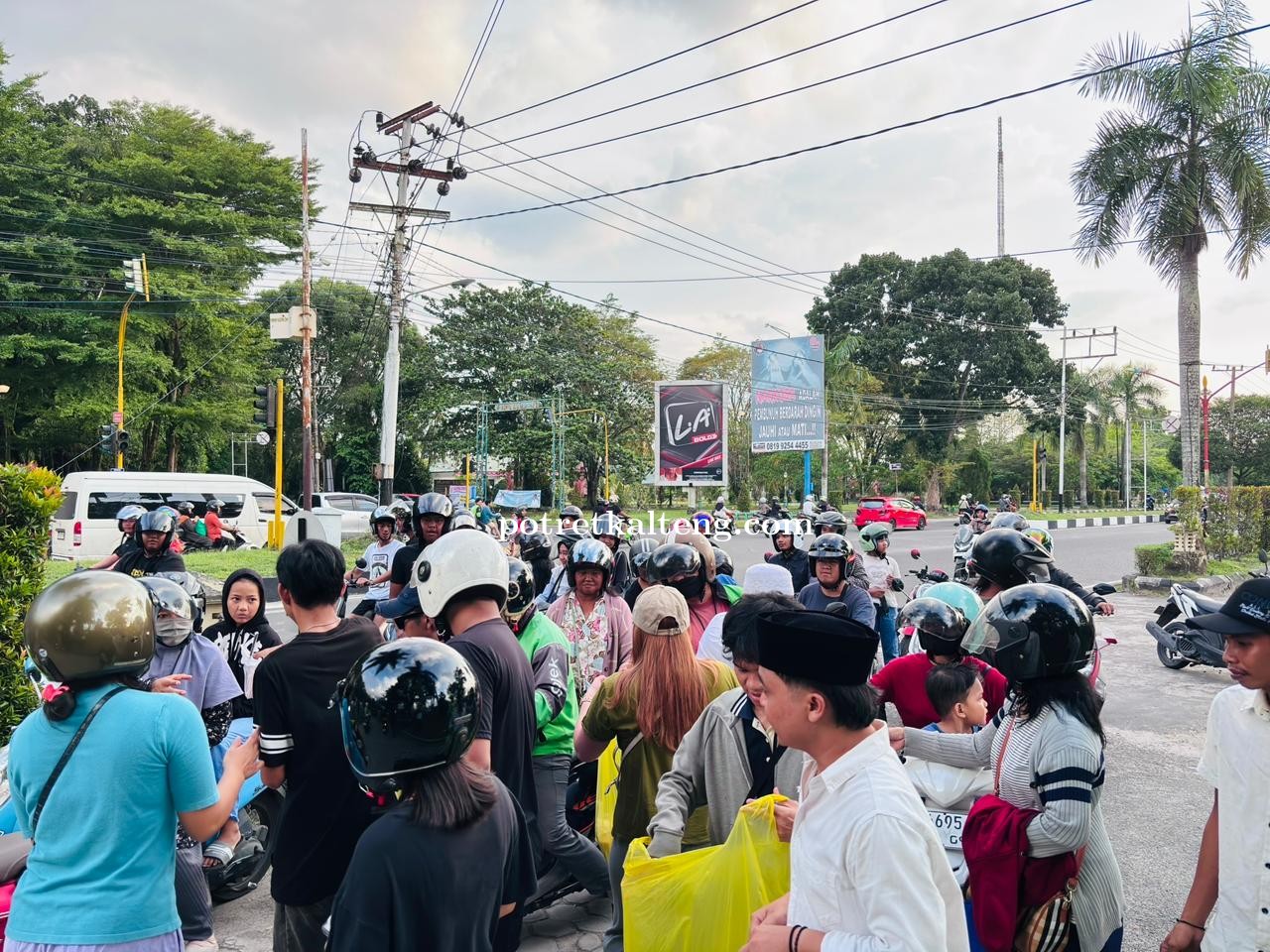 Pemuda dan Mahasiswa DUSMALA Berbagi 500 Takjil di Jalan Yos Sudarso