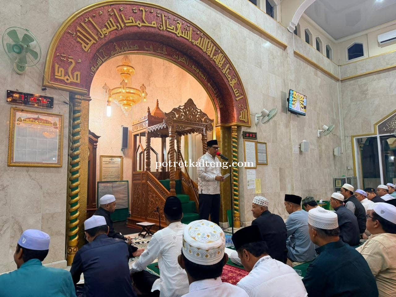 Perkuat Silaturahmi, Bupati Barito Utara Laksanakan Tarawih Berjamaah