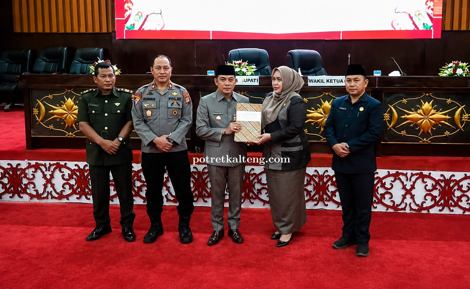 Wabup Rahmanto Serahkan Raperda Pertanggungjawaban APBD 2025 kepada DPRD Murung Raya