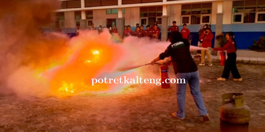 Damkar Palangka Raya Latih Mahasiswa Teknik Pemadaman Api