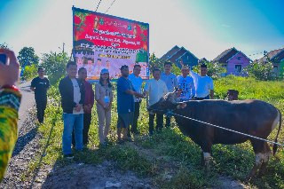 Bupati Kapuas Serahkan Hewan Kurban untuk Masjid Al Mila di Desa Pulau Telo Baru