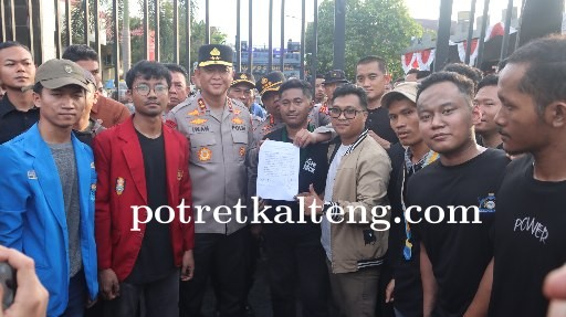 Hari Kedua Aksi Unjuk Rasa di Mapolda Dikawal Kapolda Kalteng 
