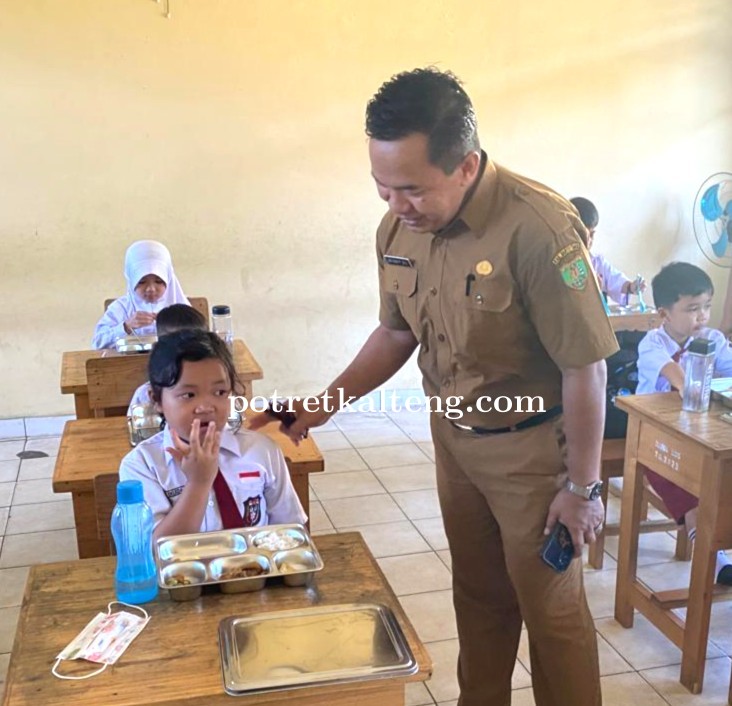 Dukungan Penuh Program Nasional, Asisten I Setda Bartim Tinjau Pelaksanaan Makan Bergizi Gratis
