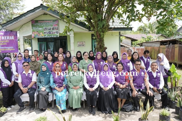 Ketua Tim Pembina Posyandu Kapuas Hj. Siti Saniah Wiyatno, Tinjau Langsung Pelayanan Kesehatan dan P