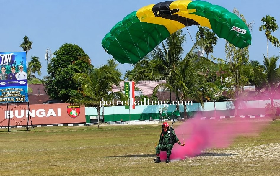 HUT KE-1 KODAM XXII/TAMBUN BUNGAI MERIAH, ATRAKSI TERJUN PAYUNG PUKAU PENONTON