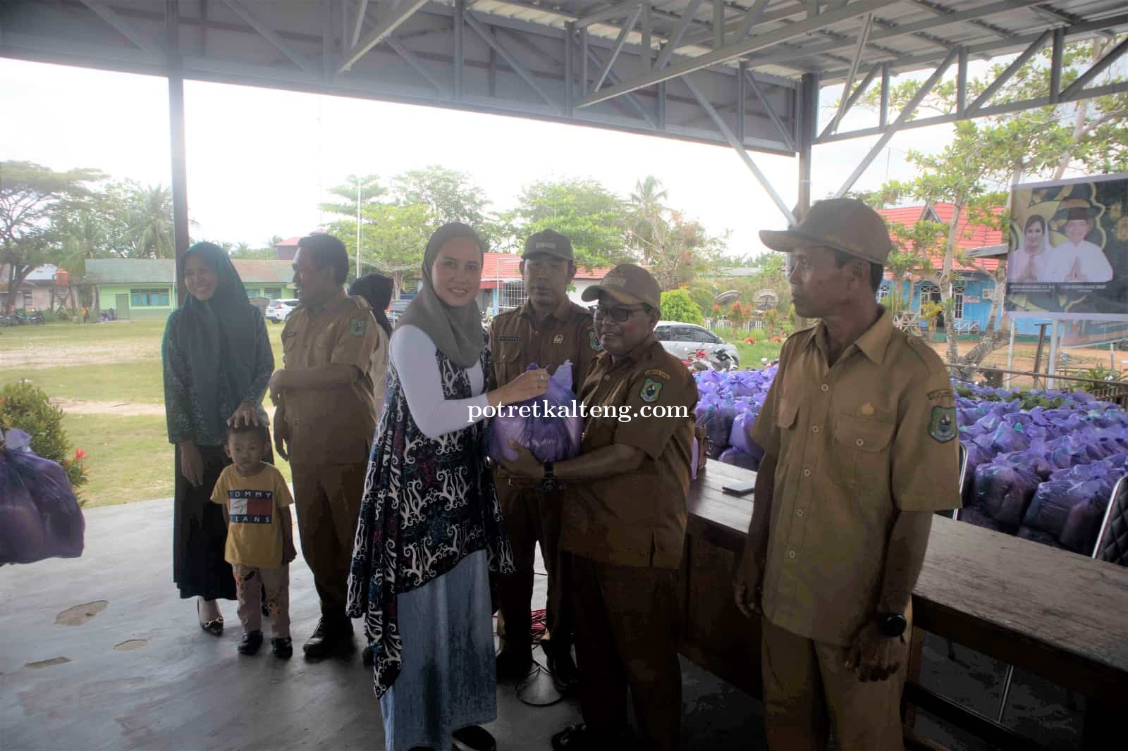 Kecamatan Kapuas Kuala Gelar Pasar Murah, 900 Paket Sembako Ludes