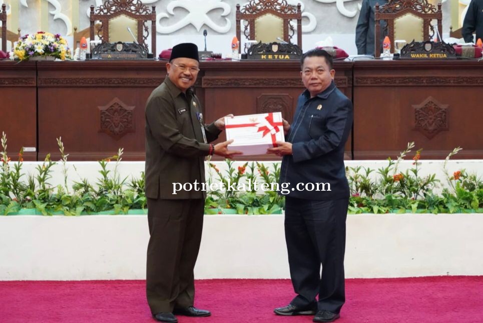 Sekda Kalteng Sampaikan Naskah Raperda Provinsi Kalteng Pada Rapat Paripurna