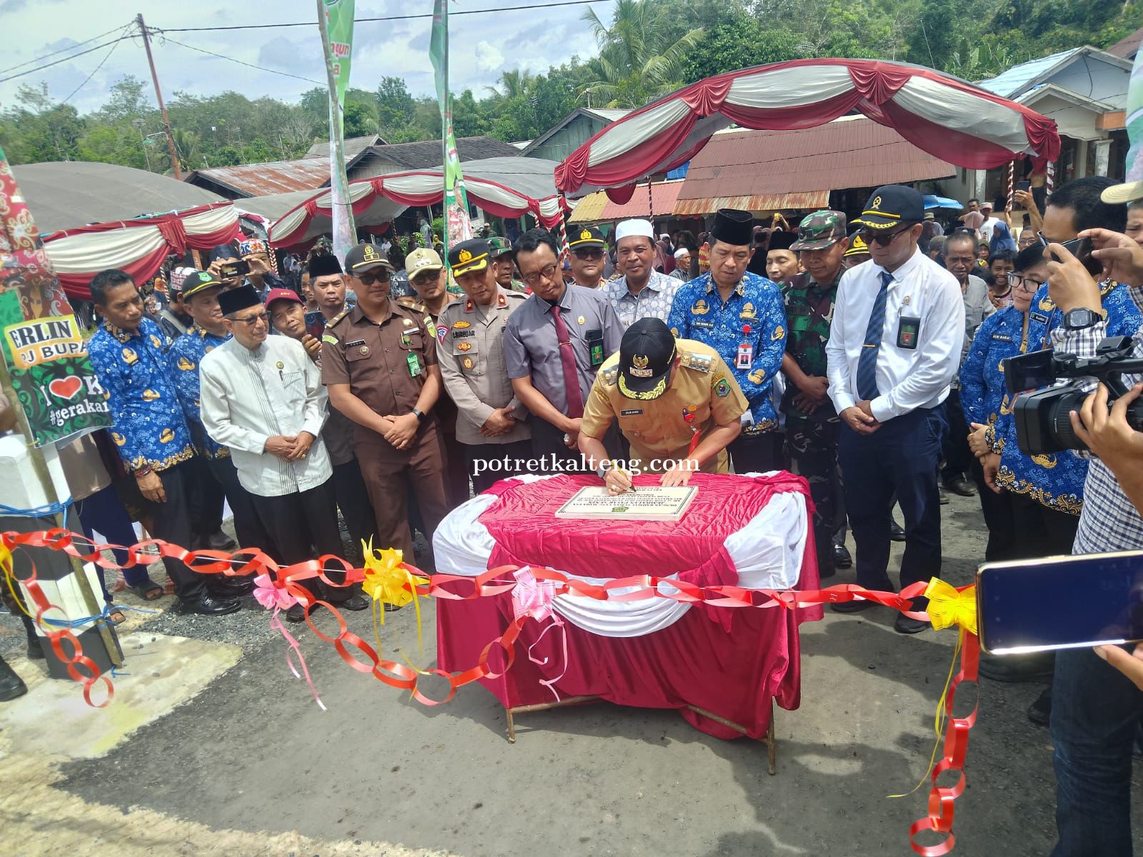 Tingkatkan Perekonomian, Pj Bupati Kapuas Resmikan Jembatan Pasar Senin Anjir KM 11 