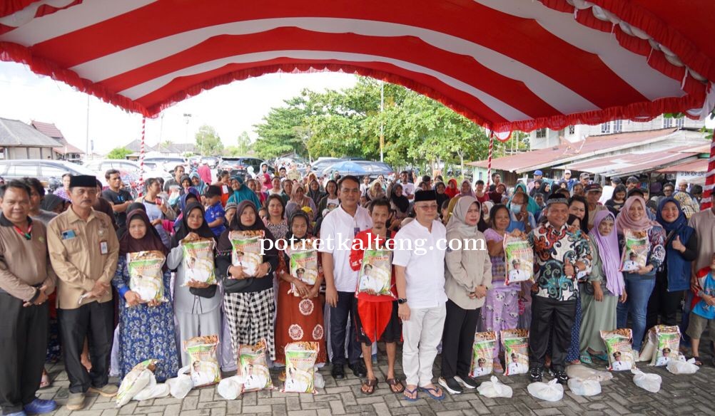 Pemprov Kalteng Salurkan 1000 Paket Sembako pada Pasar Murah di Dermaga Flamboyan Kota Palangka Raya