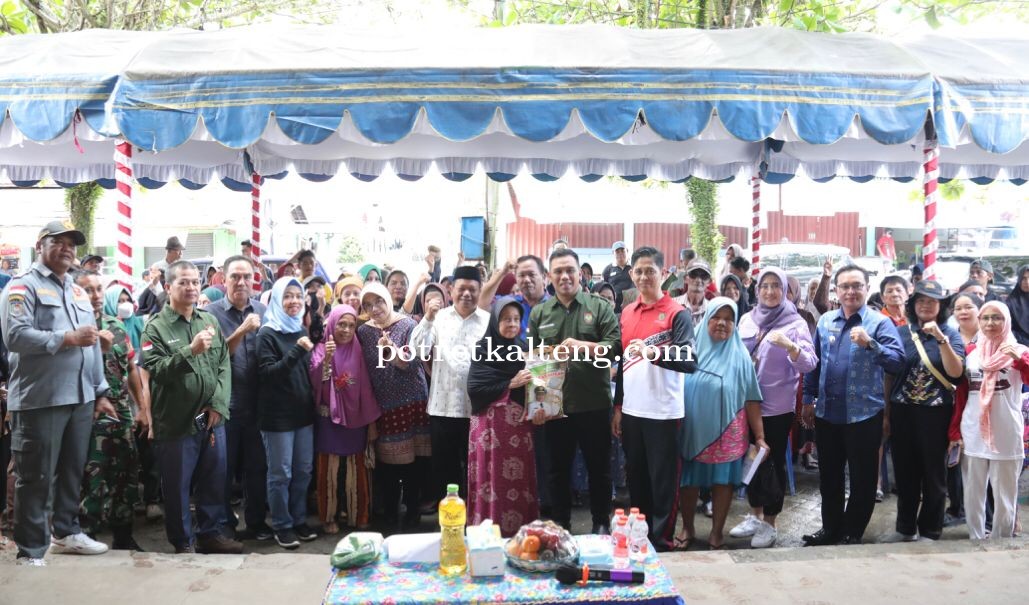 Sekretaris DPRD Kalteng Pajarudinnoor Buka Pasar Murah di Mendawai Bawah Kota Palangka Raya 