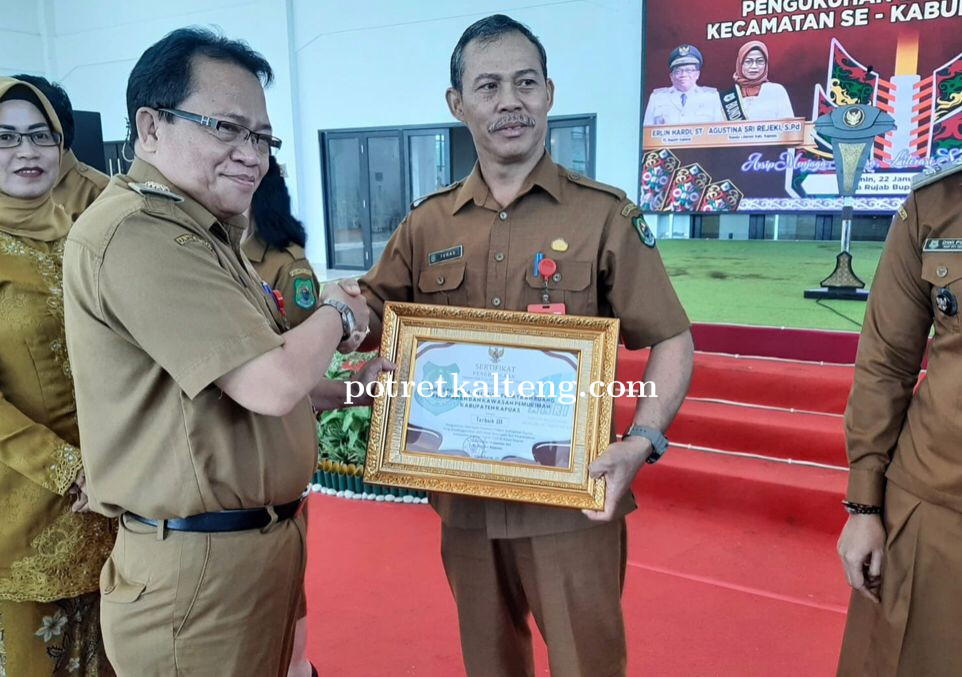 Dinas PUPRPKP Mendapatkan Penghargaan dari Pemerintah Kabupaten Kapuas