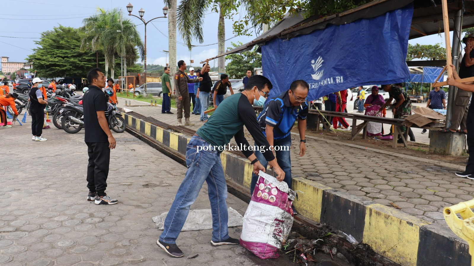 Pj. Bupati Gumas Bersama Kepala OPD Bersih - Bersih Taman Kota