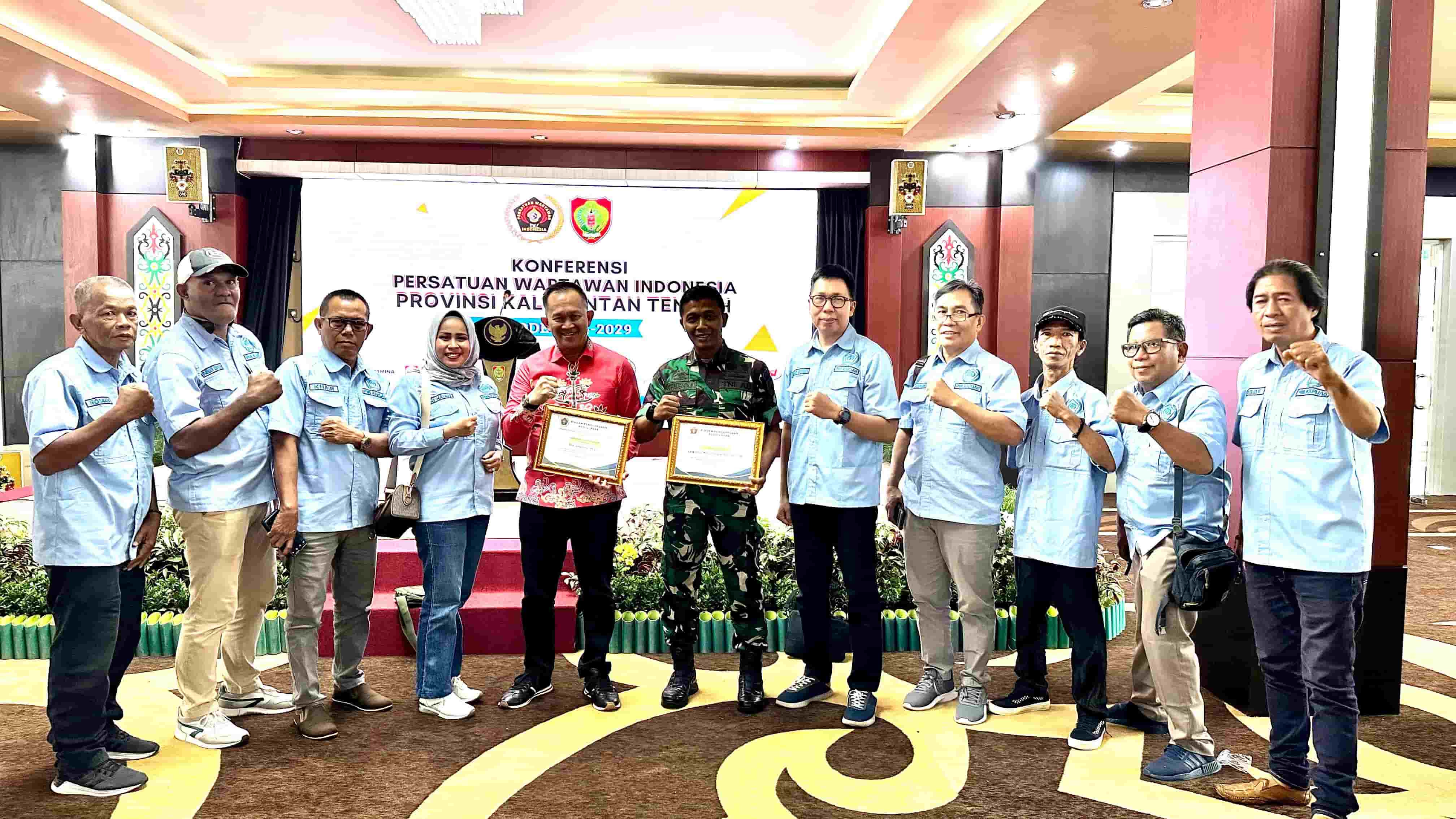 Sekda Kapuas dan Dandim 1011 Kapuas Dapat Penghargaan Dari PWI Pusat