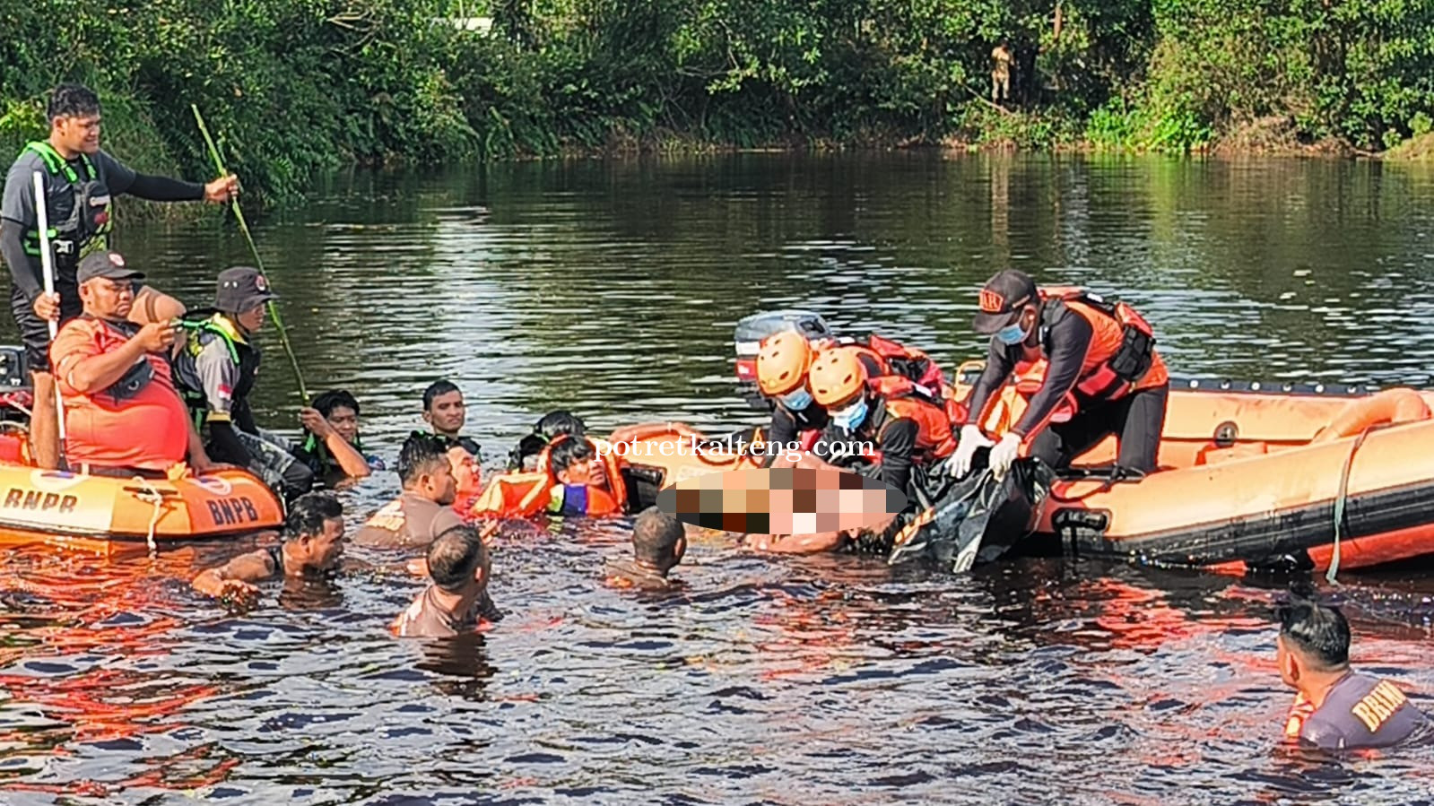 Mandi Dibekas Galian, Seorang Pekerja Bangunan Meninggal Tenggelam