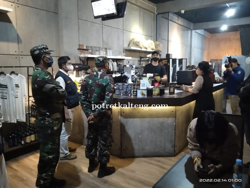Danramil Pahandut Pimpin Patroli Pengawasan dan Penerapan Disiplin Prokes di Tempat Hiburan Malam