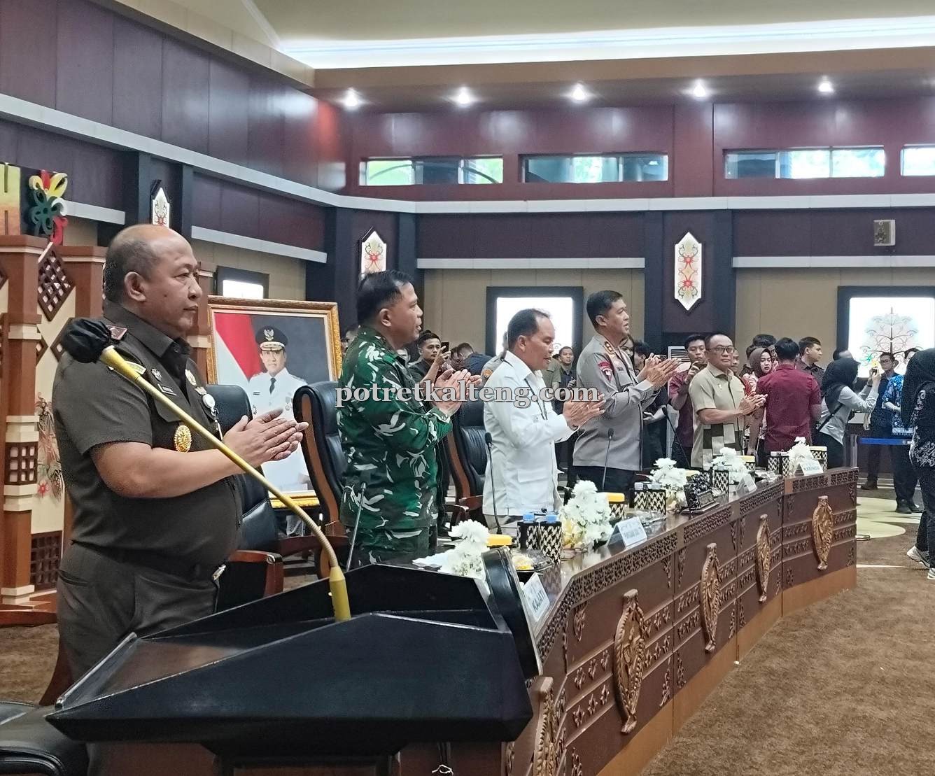 RAPAT EVALUASI KARHUTLA, GUBERNUR AGUSTIAR TEKANKAN KERJA BERSAMA