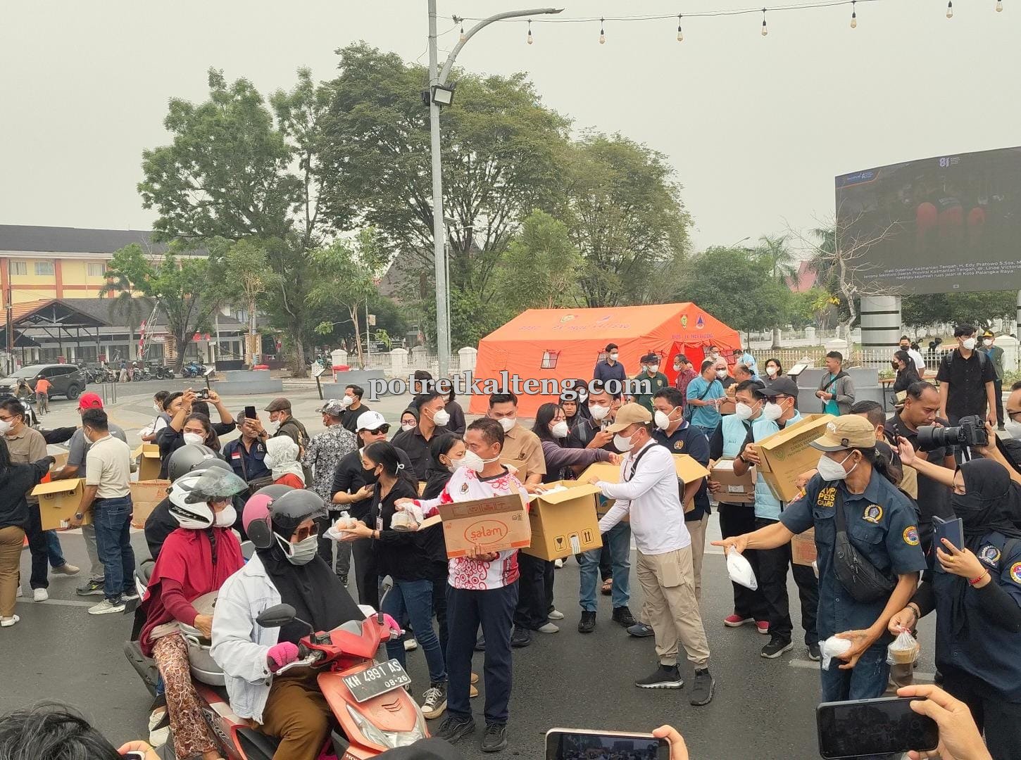 5.000 Paket Masker dan Vitamin Gubernur Bagikan Bagi Warga Terdampak Asap di Palangka Raya