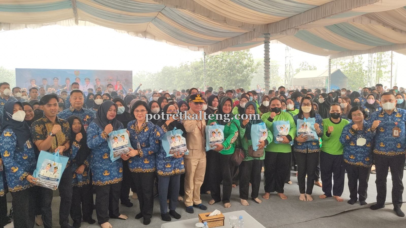 Gubernur Agustiar Sabran Salurkan Sembako bagi PNS dan Tenaga Outsourcing