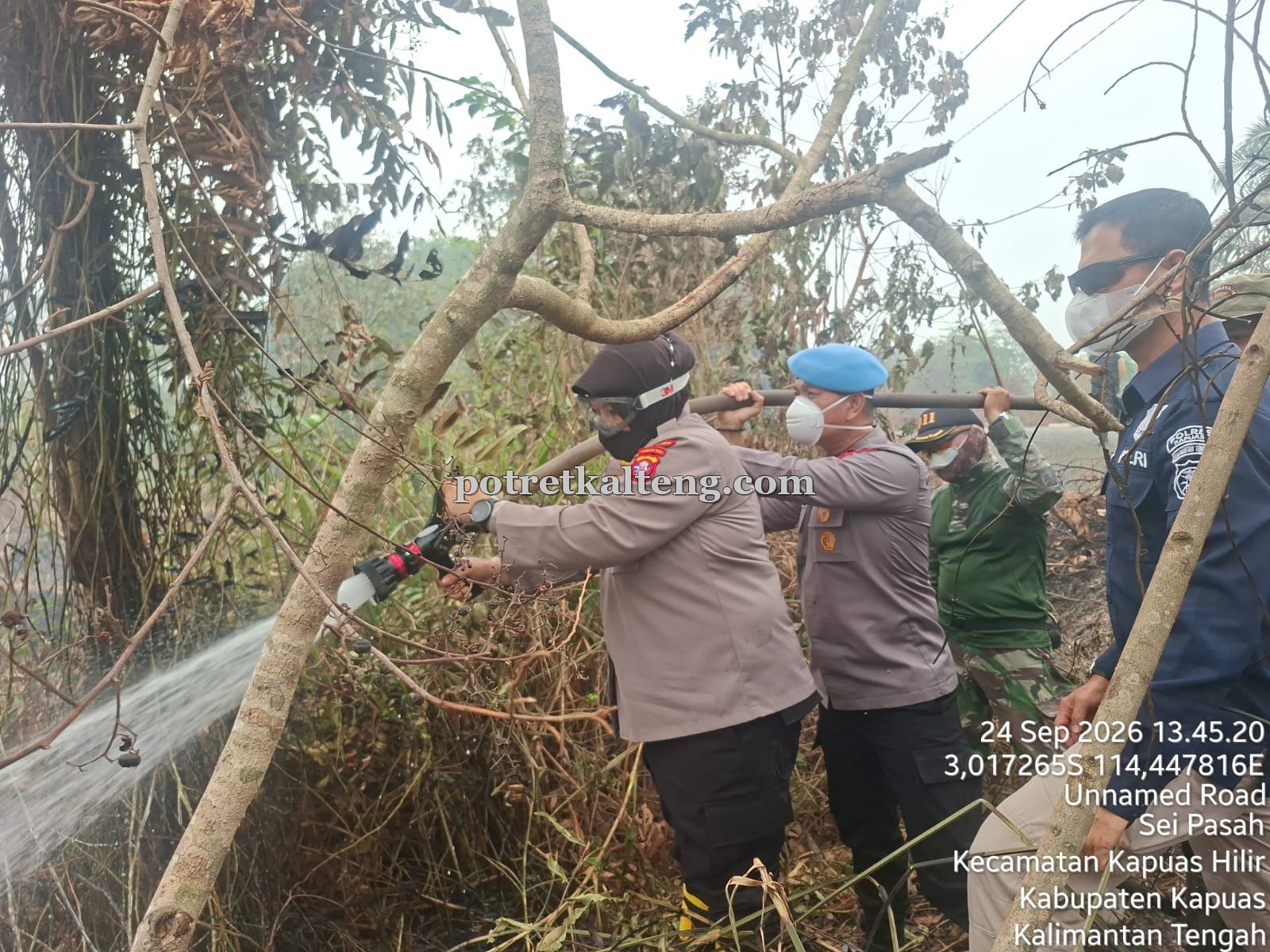 Kapolres Kapuas Pimpin Langsung Pemadaman Karhutla di Sei Pasah