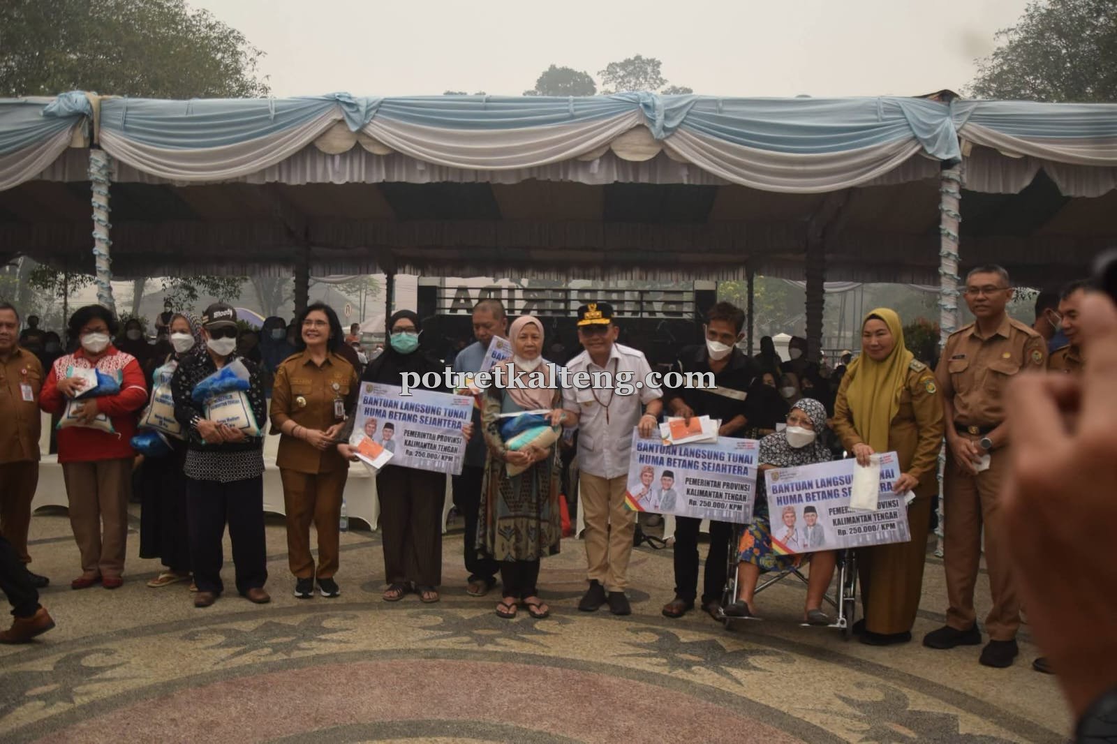 Pemprov Kalteng Salurkan Bantuan Pangan Gubernur dan BLT Huma Betang Sejahtera