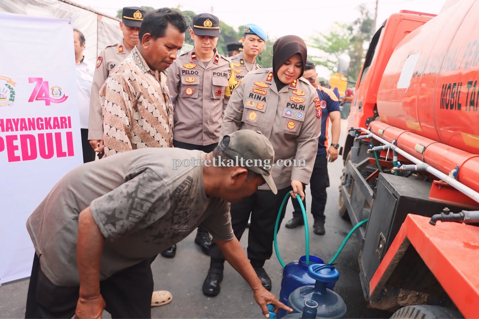 Polres Kapuas Salurkan Air Bersih untuk Warga Desa Sei Asam yang Terdampak Kekeringan