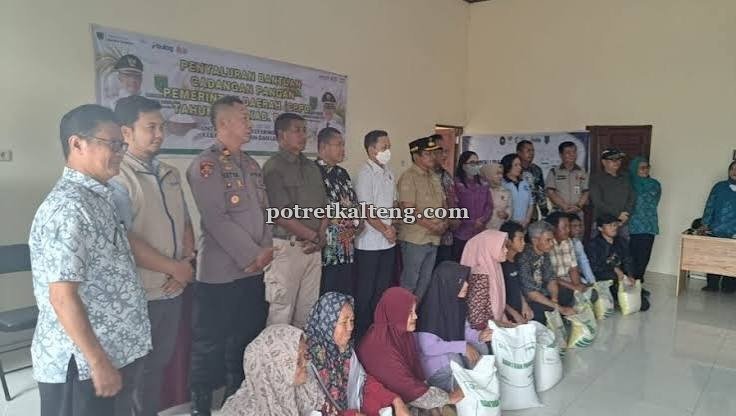 Pemkab Barsel Hadir Ringankan Beban Warga melalui Bantuan Pangan di Janggi dan Malitin