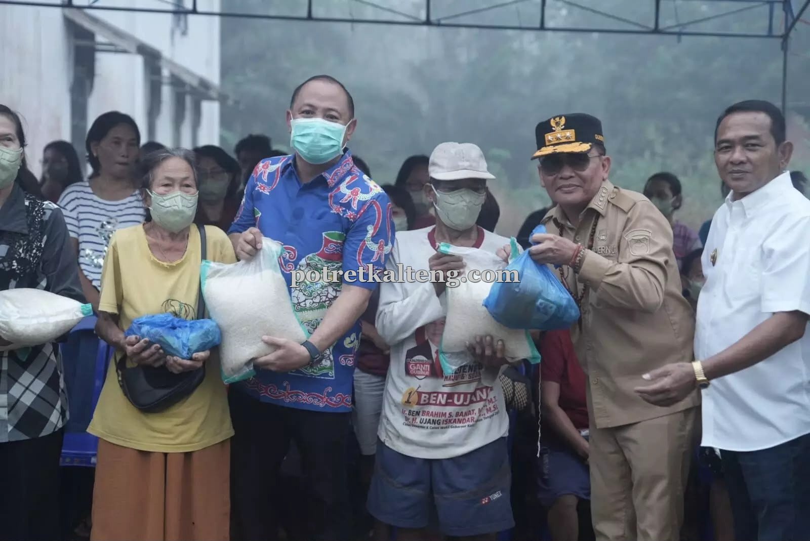 Kunjungi Kalahien, Gubernur Agustiar Sabran Serahkan Bantuan Pangan kepada Warga