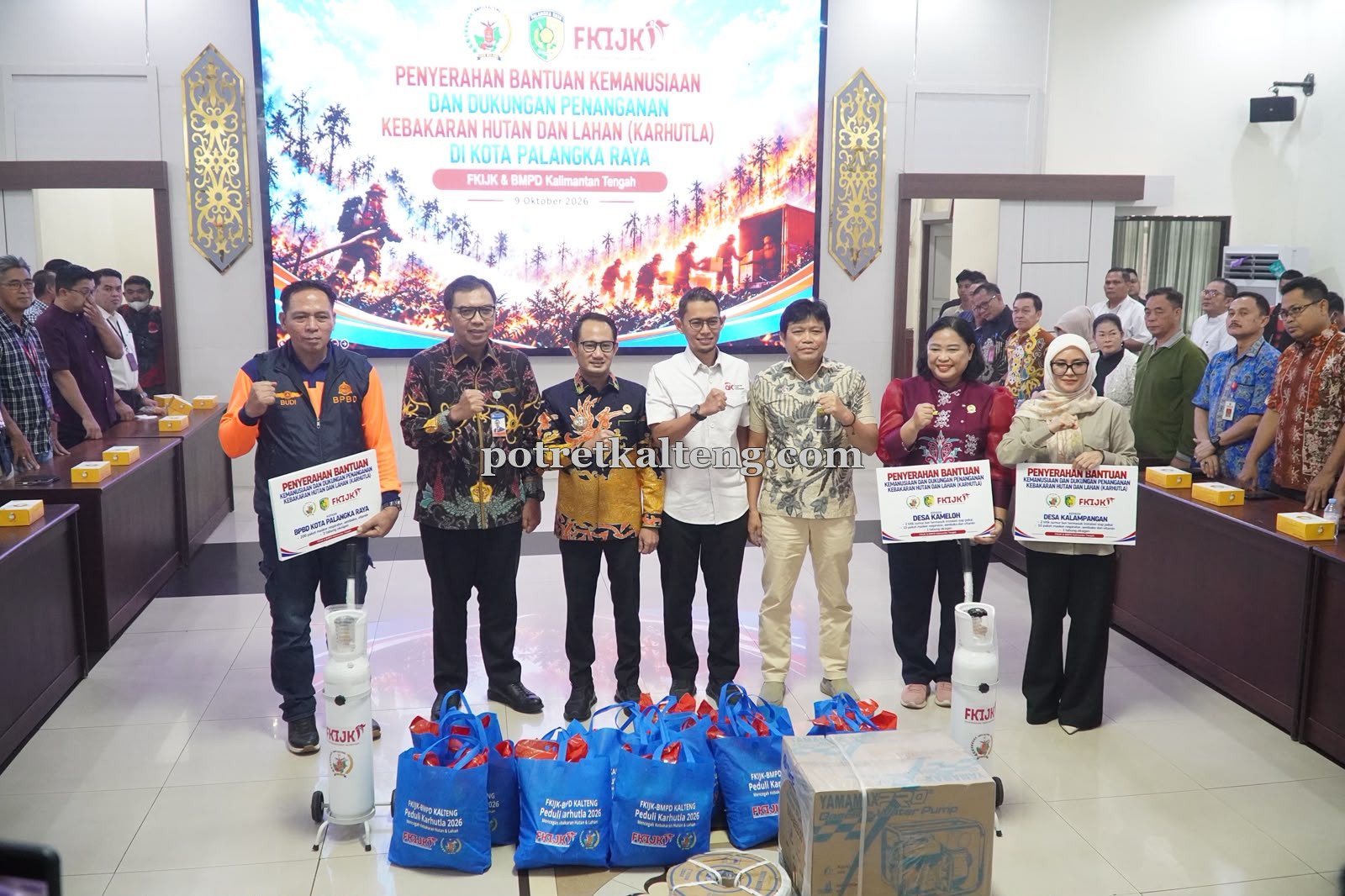 OJK DAN BI KALTENG SALURKAN BANTUAN KEMANUSIAAN DAN DUKUNGAN PENANGANAN KARHUTLA
