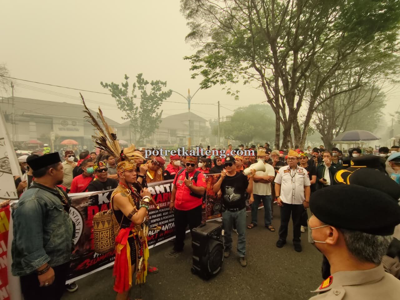 Aliansi Rakyat Kalteng Tuntut Hak Menghirup Udara Bersih di Tengah Kabut Asap
