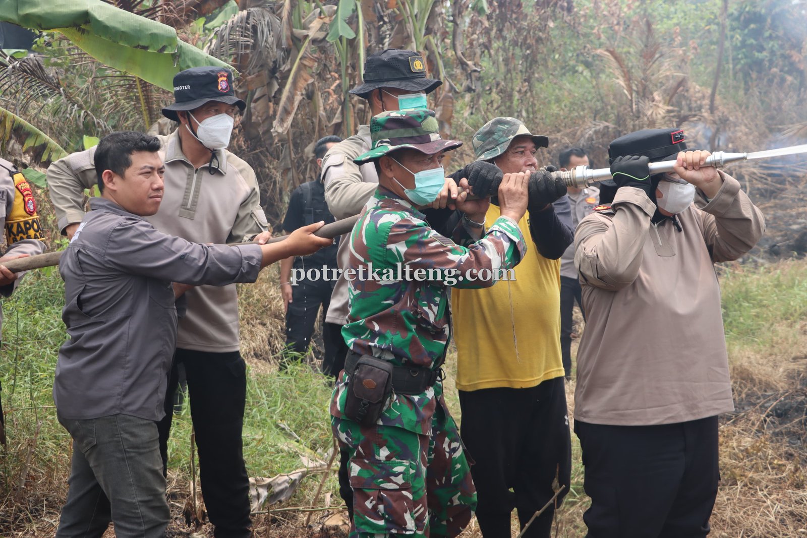 Kapolres Kapuas Pimpin Langsung Pemadaman Karhutla di Basarang, Api Dekati Permukiman