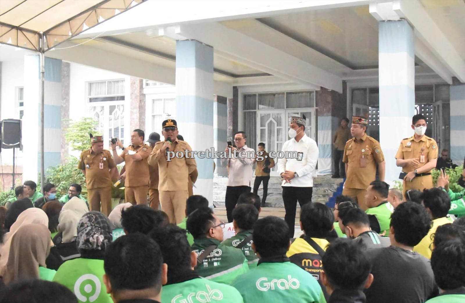 Gubernur Agustiar Sabran Salurkan Bantuan bagi Pengemudi Ojol Terdampak Kabut Asap