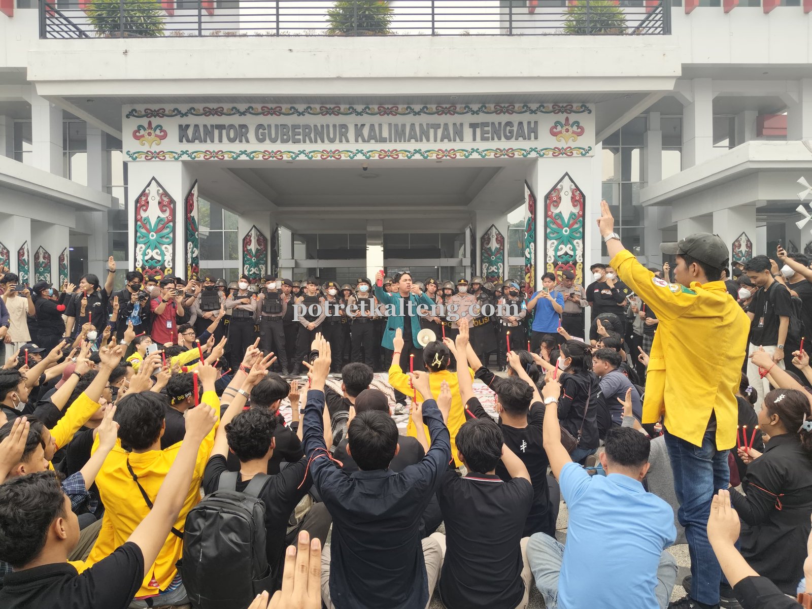 Mahasiswa Geruduk Kantor Gubernur Kalteng, Tuntut Karhutla Jadi Bencana Nasional