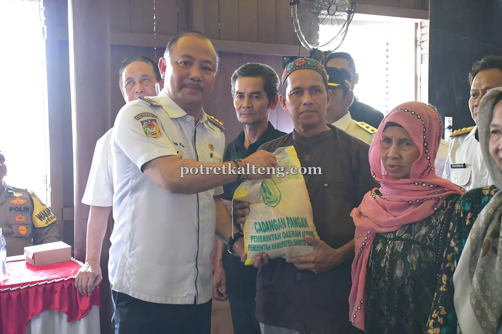 Bupati Barsel Salurkan Bansos dan Bantuan Gizi di Tabatan, Perhatian terhadap Pencegahan Stunting Diperkuat
