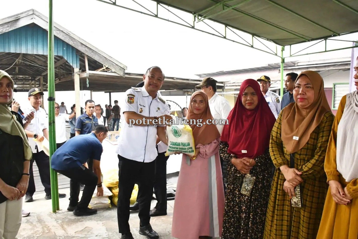 Pemkab Barsel Perluas Kepedulian Sosial, Ratusan Keluarga di Jenamas Terima Bantuan
