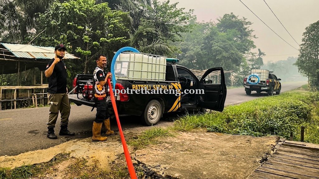 Satpol PP Barsel Bergerak, Salurkan Air Bersih untuk Warga Desa Lembeng
