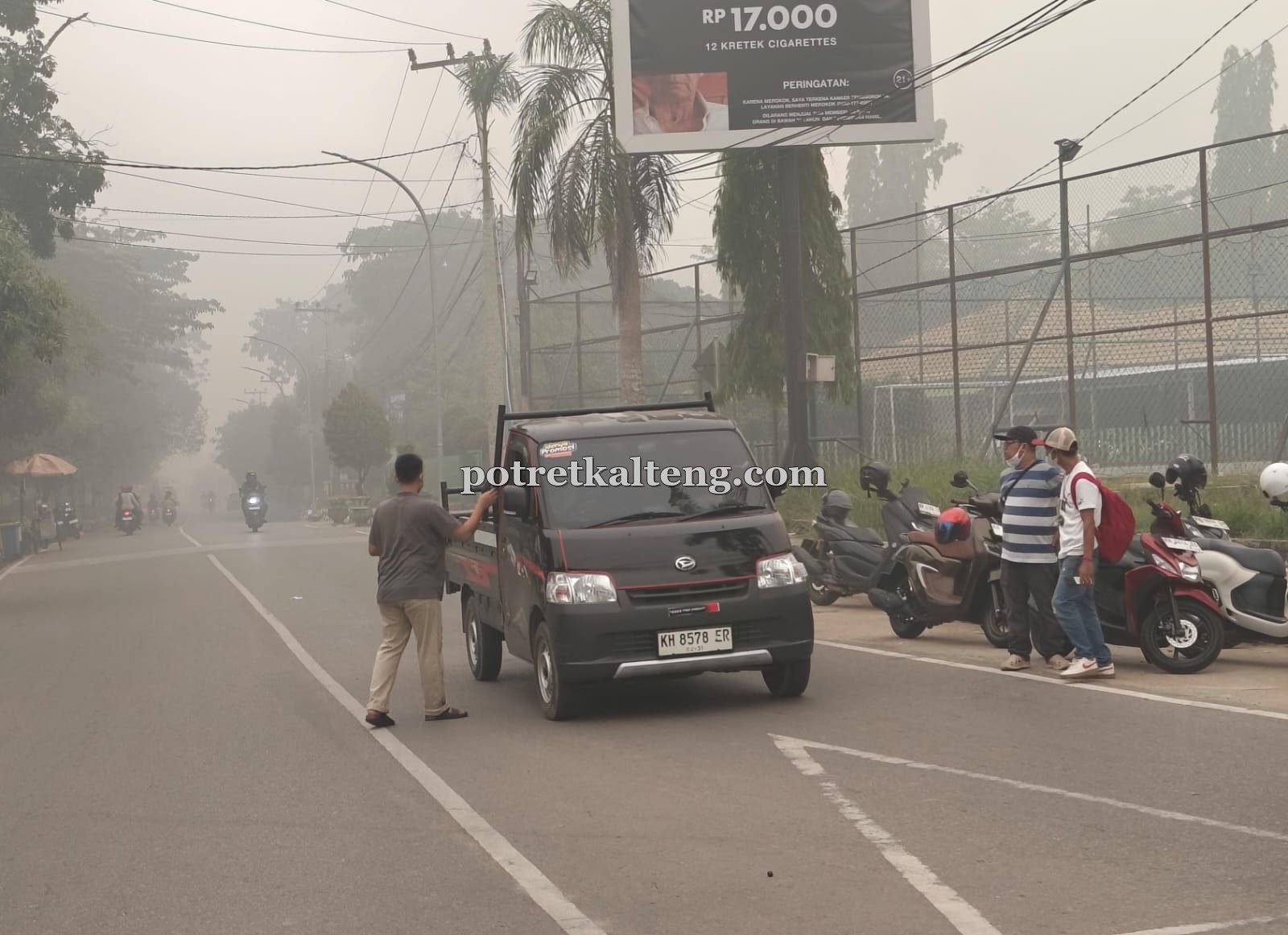Bagikan Ratusan Masker, PWI Barito Utara Bantu Warga Hadapi Kabut Asap
