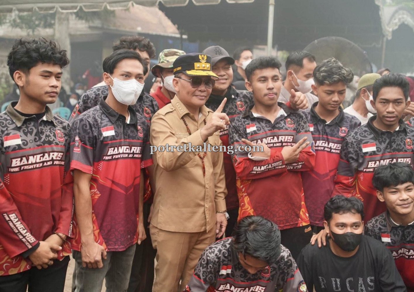 Gubernur Agustiar Salurkan Bantuan Pangan dan KHBS Bagi Warga