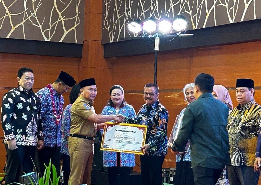 Gunung Mas Raih Penghargaan Terbaik dalam Pencegahan Stunting dan Bina Keluarga Balita