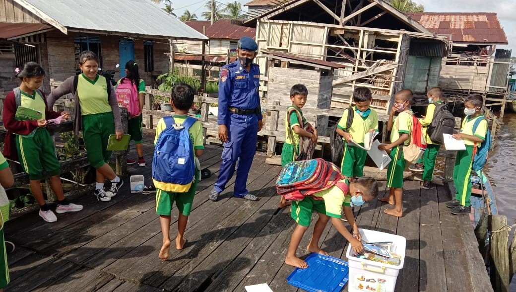 Ditpolairud Memandu Dan Layani Minat Baca Anak-Anak Pesisir Dan Pantai