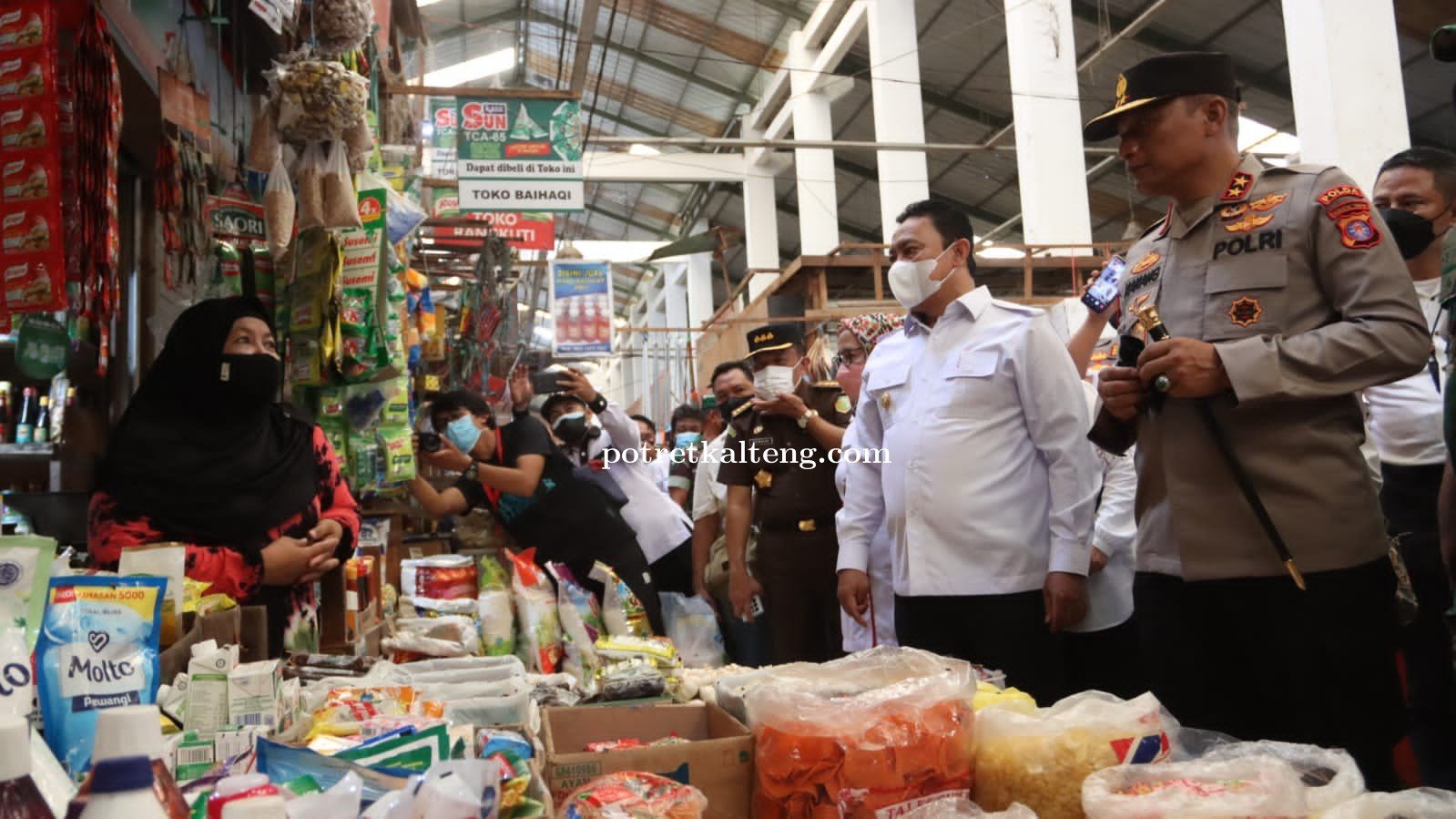 Jelang Ramadhan, Kapolda Bersama Wagub Kalteng Cek Ketersediaan Kebutuhan Pokok Pasar dan Gudang Bul