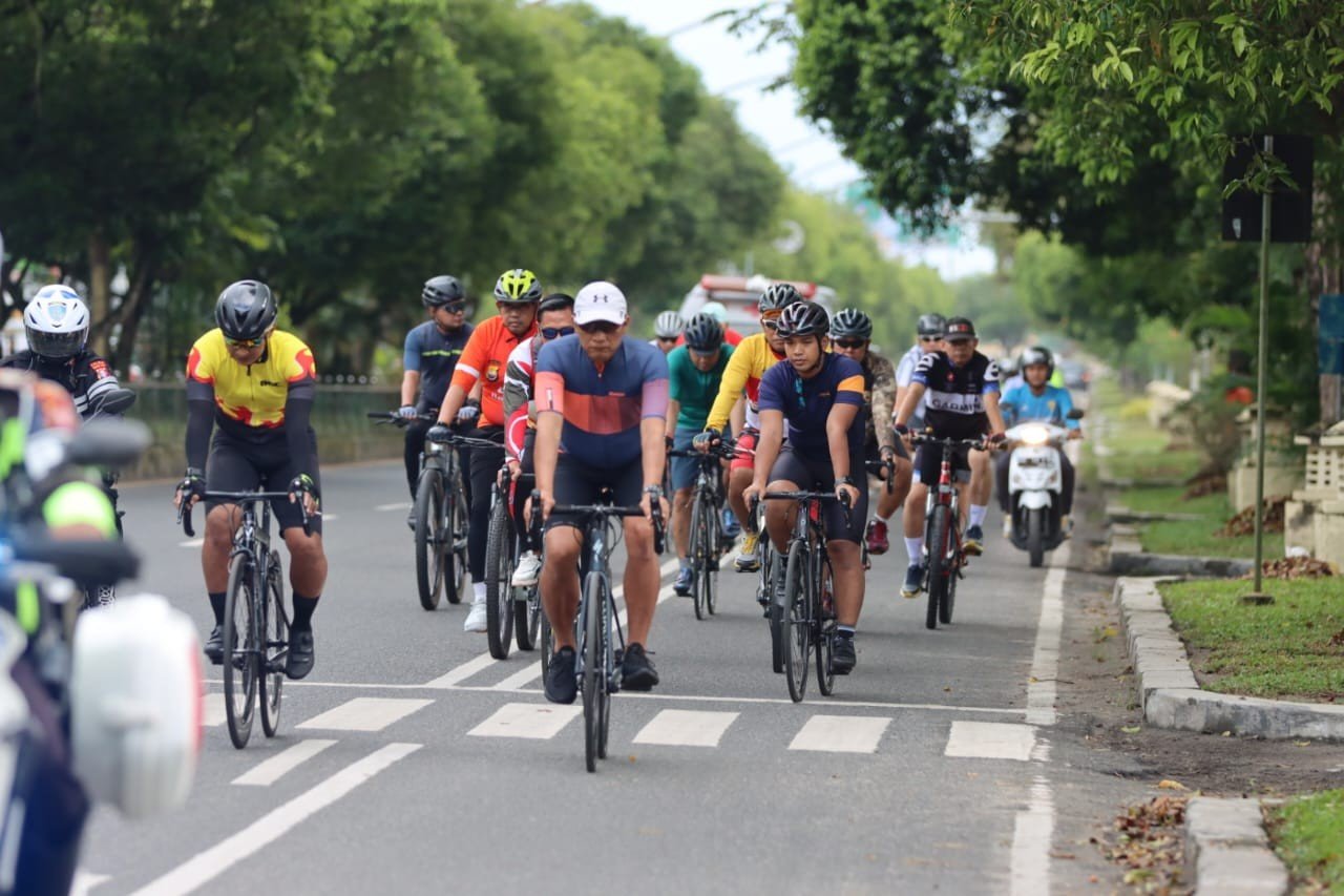 Jaga Kebugaran Anggota Sekaligus Pantau Kambtibmas, Kapolda Kalteng Gowes Bersama Pejabat Utama